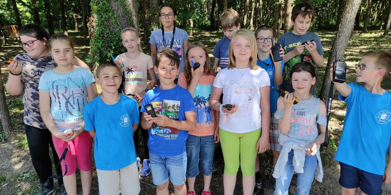 Osztálykirándulás walkie talkiekkal